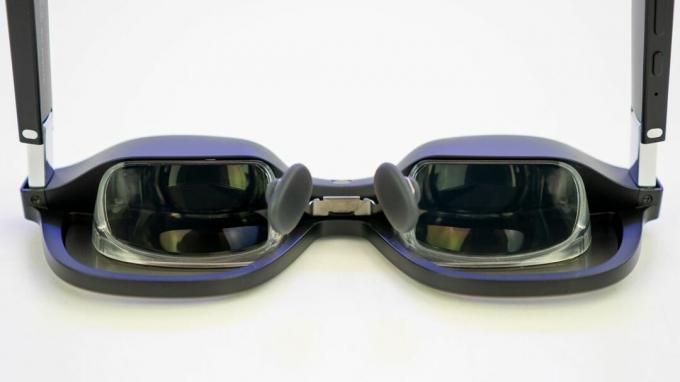 Az Nreal Air AR szemüveg alján lévő holografikus kijelzőt nézve