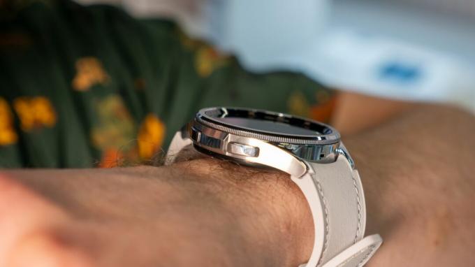 Schauen Sie sich die drehbare Lünette der Samsung Galaxy Watch 6 Classic genau an