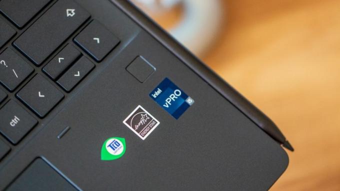 Nahaufnahme des HP Elite Dragonfly Chromebooks mit Fingerabdruckscanner und Intel-Logo alt
