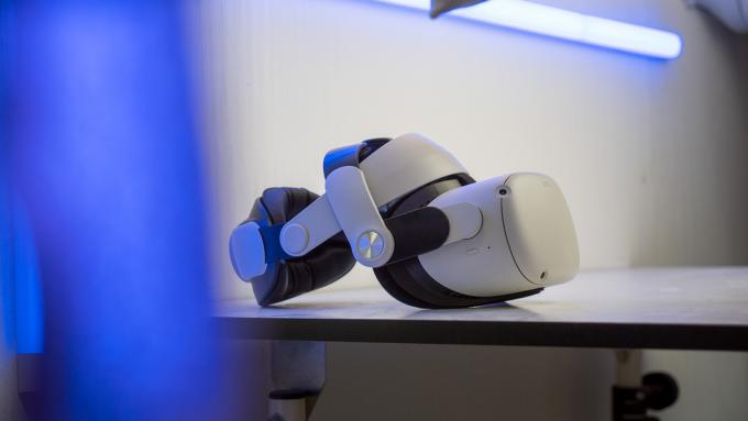 Ein Meta Quest 2 mit befestigtem Bobo VR Pro-Kopfband